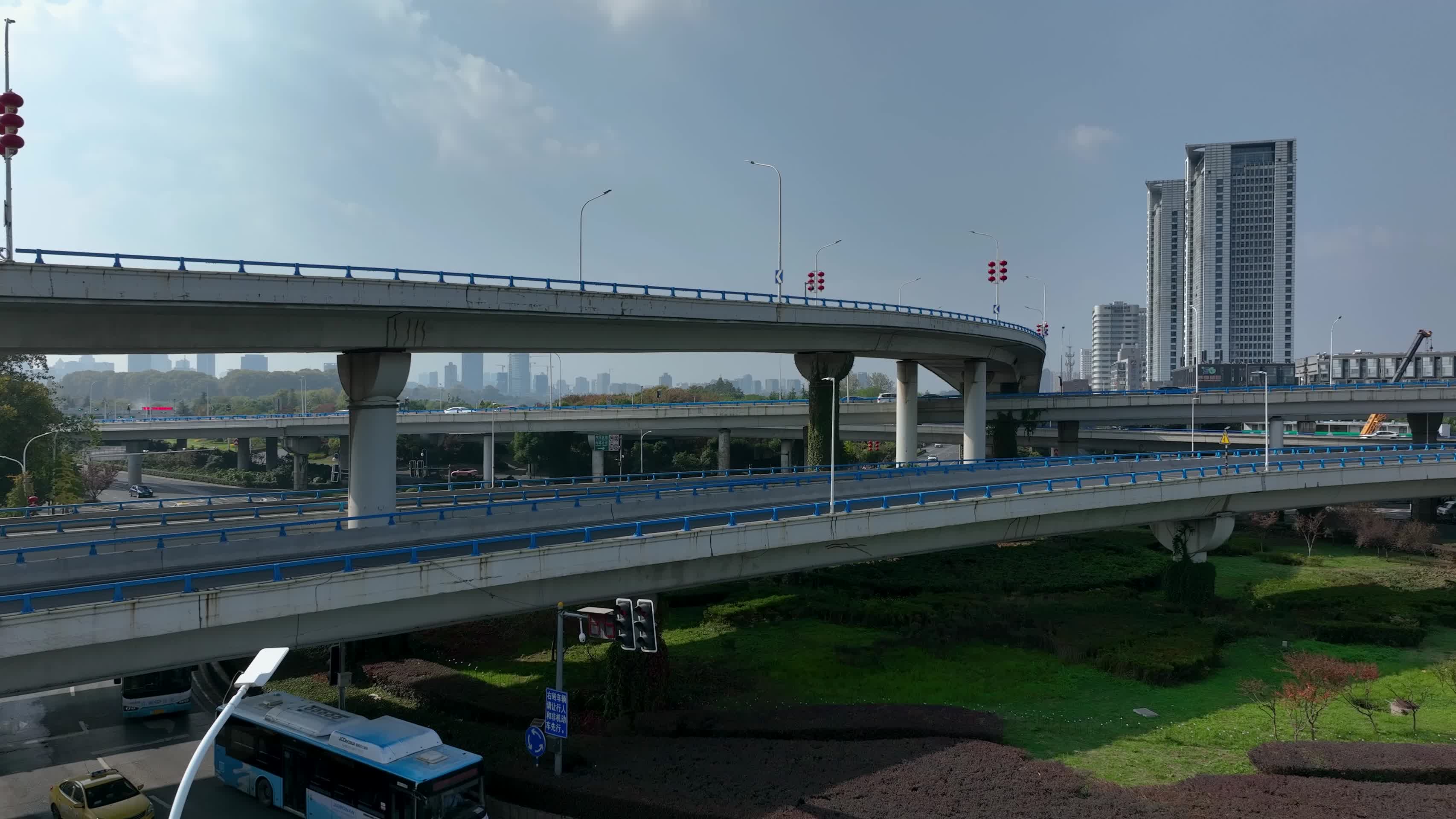 航拍南京新庄立交桥交通车流视频的预览图