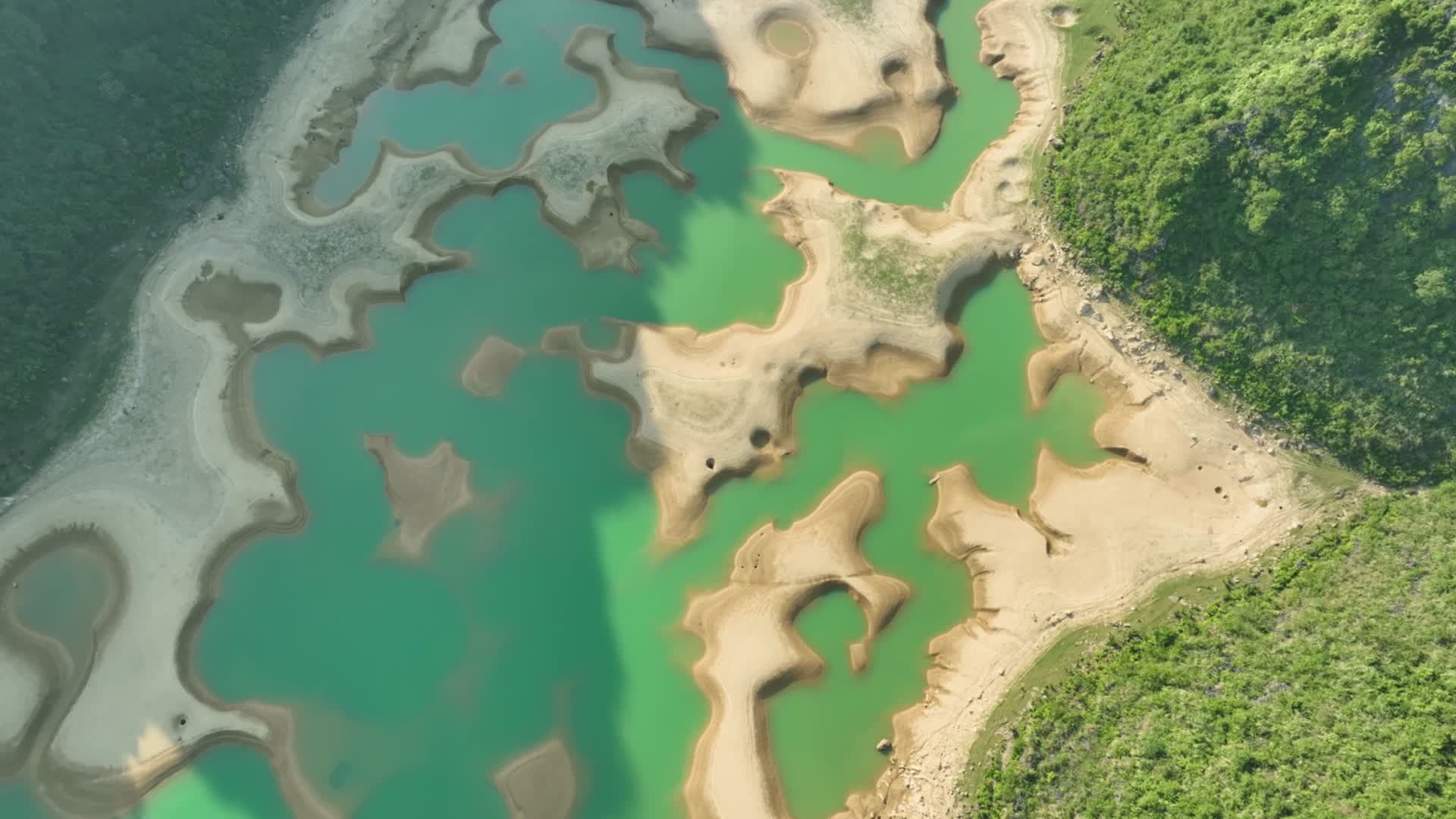 4K航拍日照更望湖山水美景视频的预览图