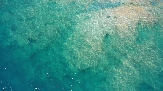 航拍清澈的纳木错湖水和水底礁石湖面波光粼粼视频的预览图