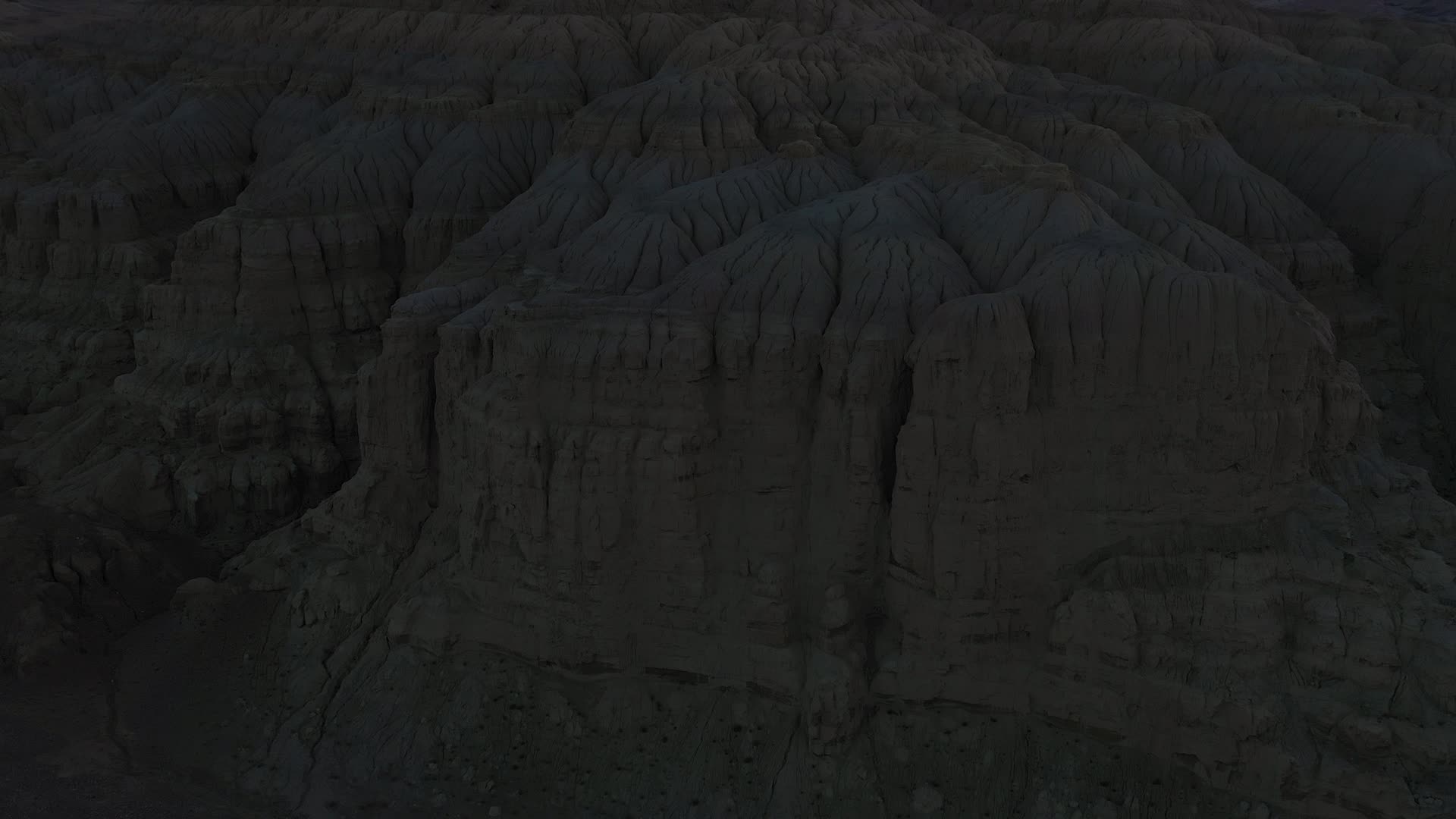 航拍黄昏时分的扎达土林风光视频的预览图