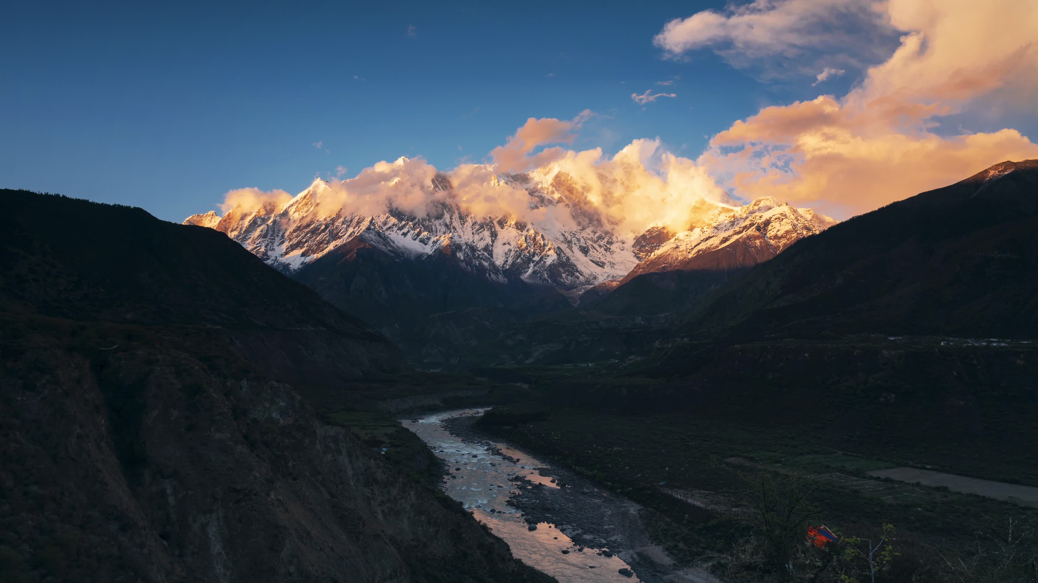 8K西藏林芝雅鲁藏布大峡谷南迦巴瓦峰日照金山延时视频的预览图