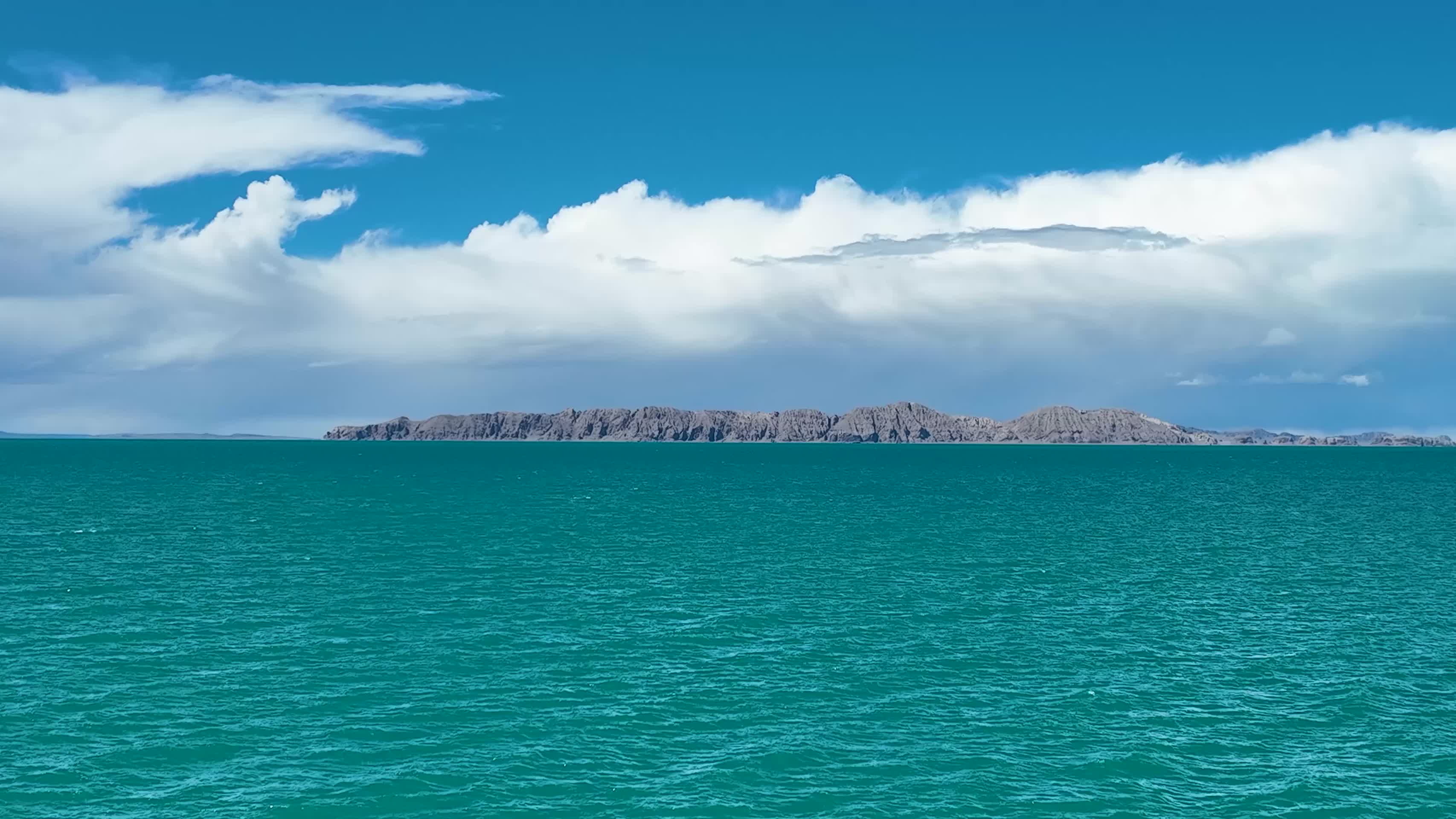色林错湖面远山航拍直推远景视频的预览图