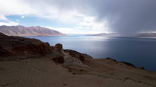 西藏当惹雍错南边奇特山脉湖泊风景视频的预览图
