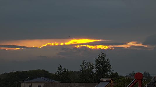 浓云下的金色夕阳金色云层云雾翻滚延时摄影视频的预览图