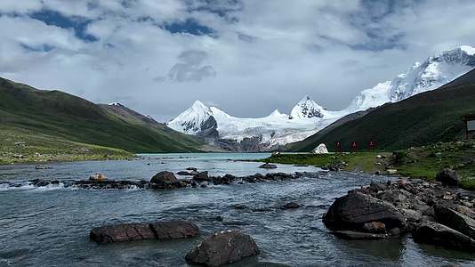西藏网红景区萨普神山雪山湖泊航拍自然风景视频的预览图