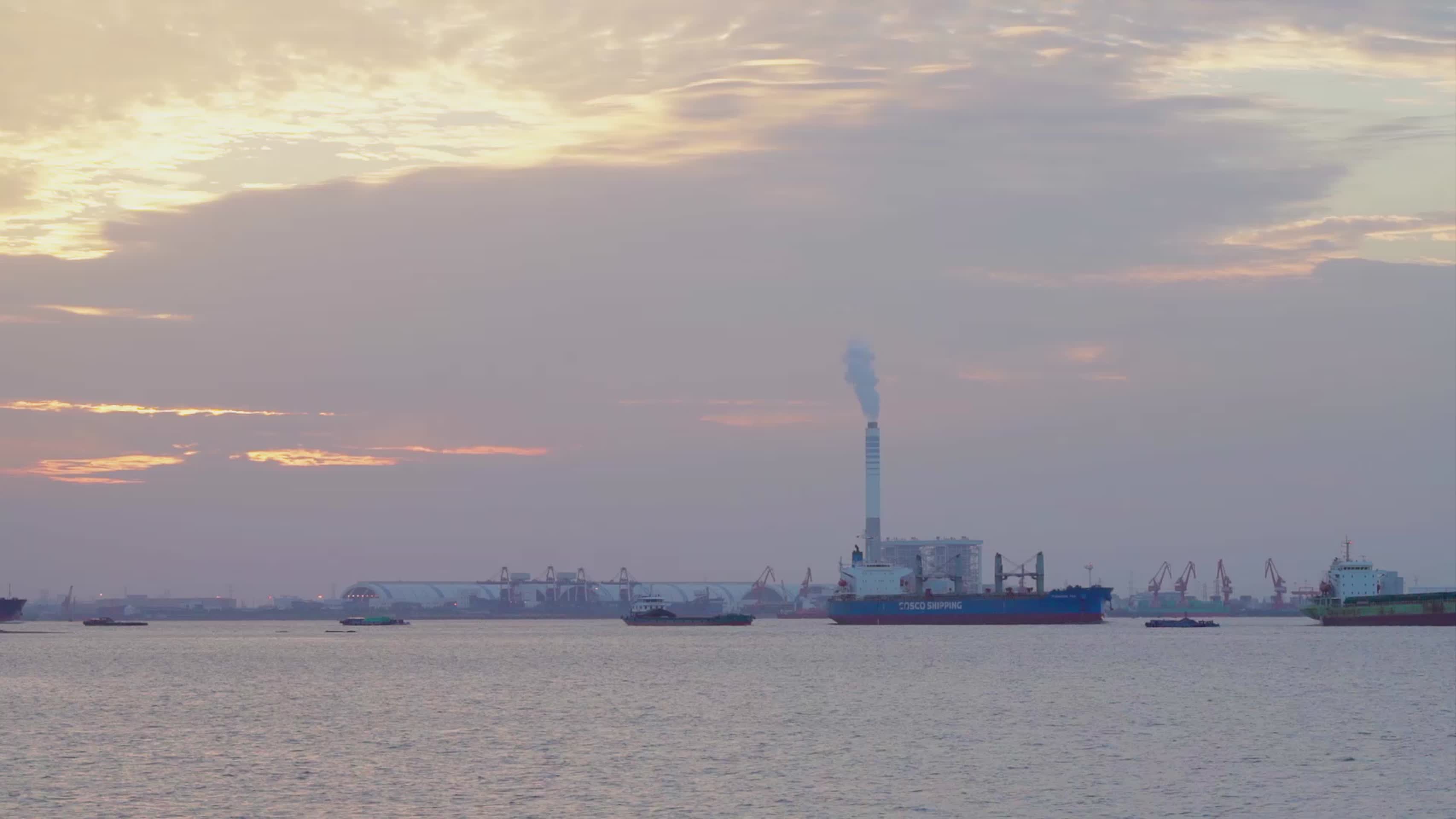 货轮江面航行实拍视频视频的预览图