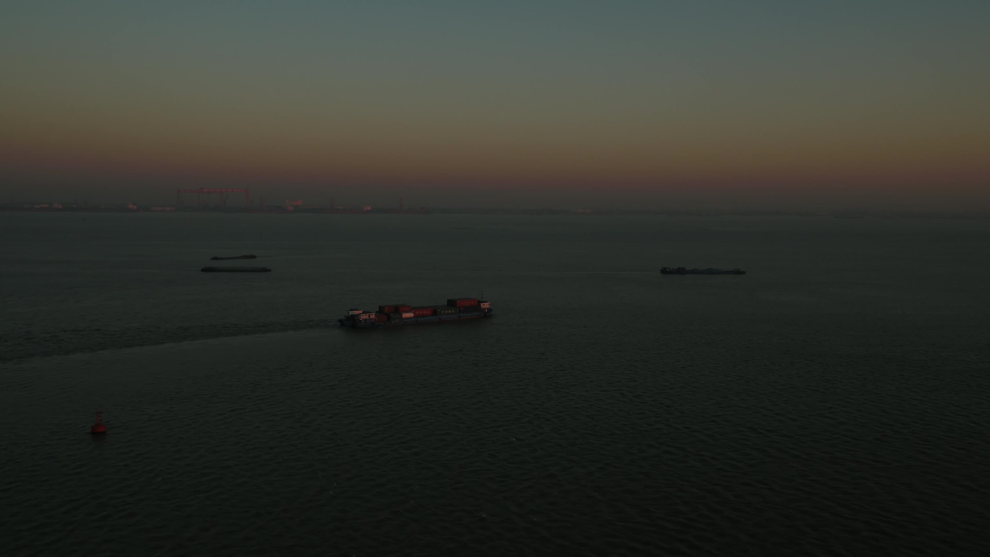 货轮在长江行驶视频的预览图
