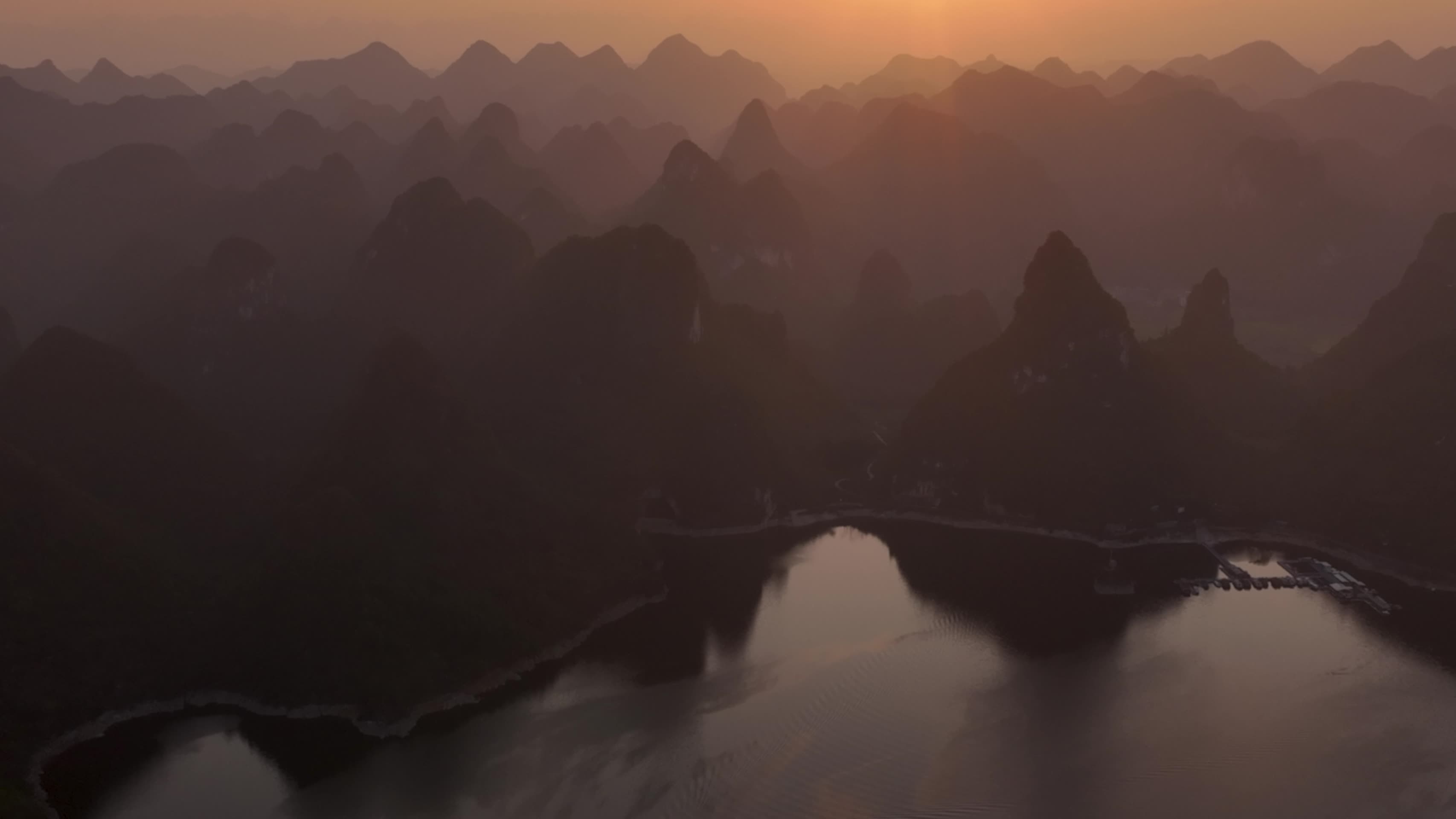 4K航拍上林大龙湖朝霞美景视频的预览图