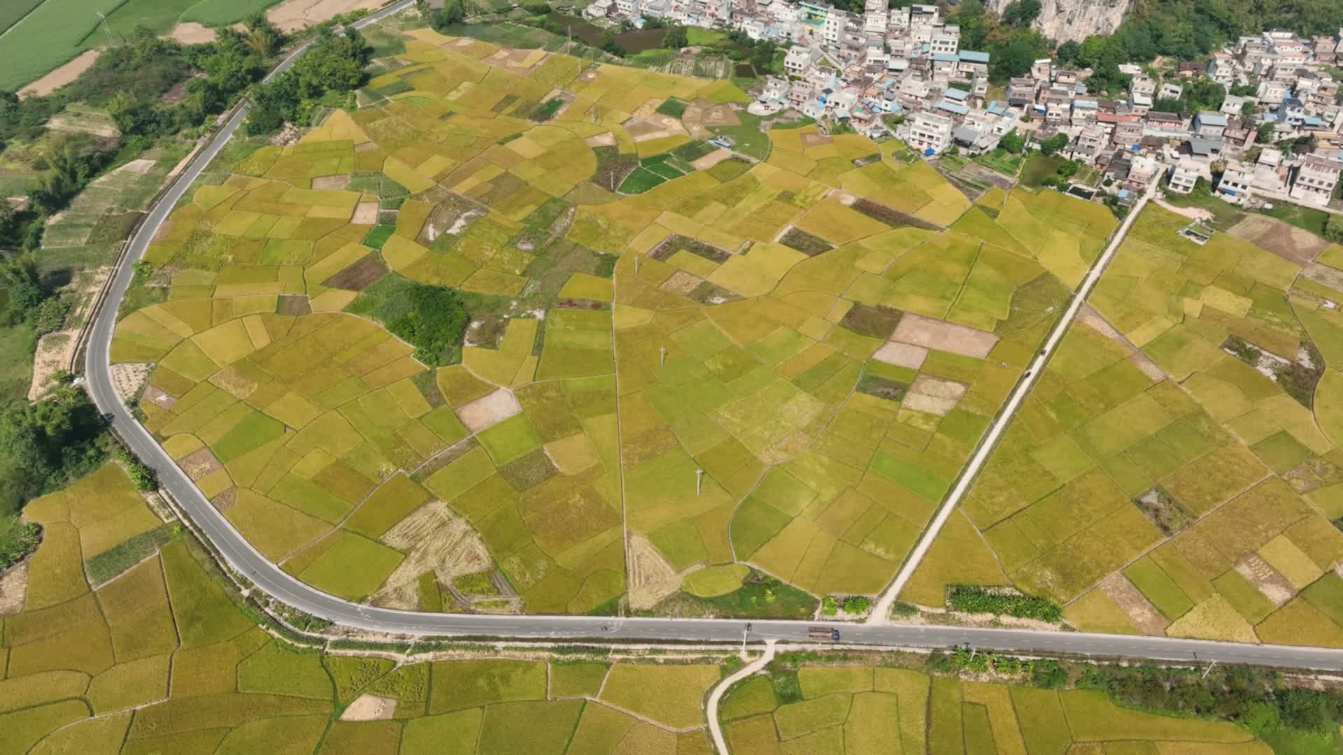 4K航拍广西日照山水农田风光视频的预览图