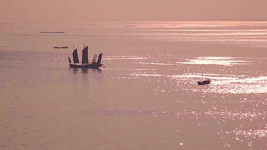 太湖早晨波光粼粼的水面和渔船航拍视角视频的预览图