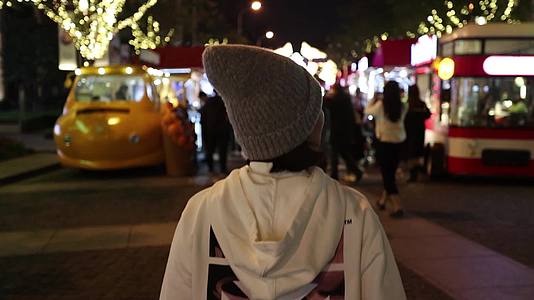 走在城市周末集市的女人背影慢镜合集视频的预览图