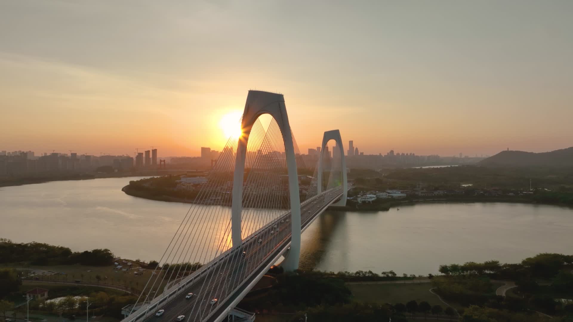 4K环绕航拍南宁青山大桥一镜到底视频的预览图