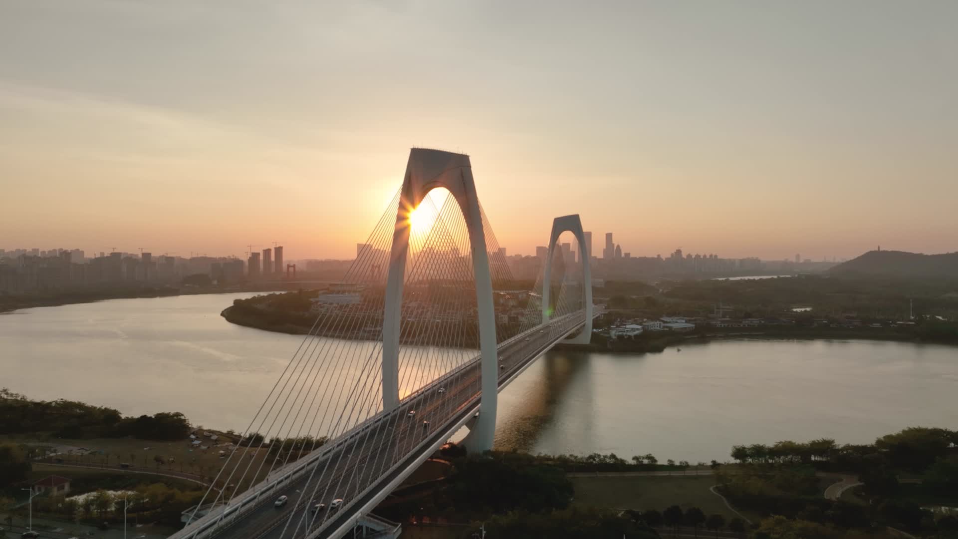 4K航拍南宁青山大桥日出风光视频的预览图