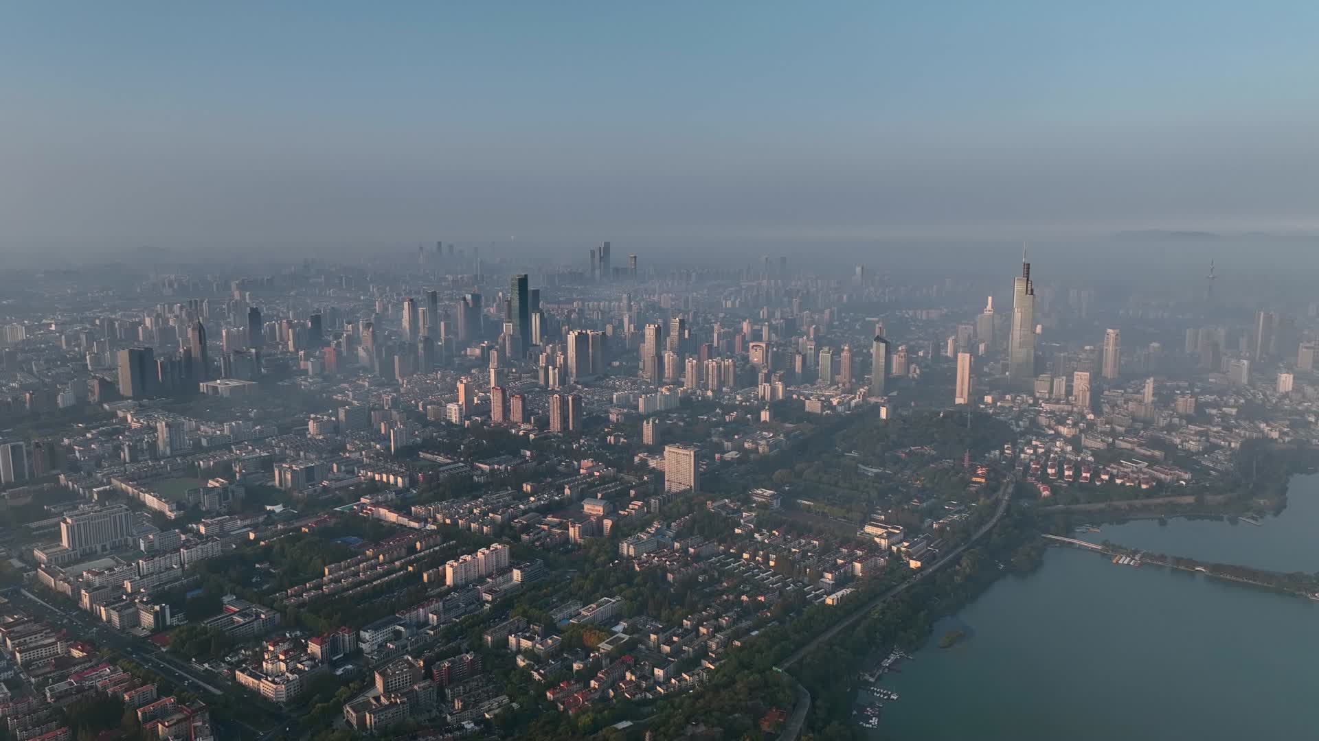 航拍日出晨雾下的南京全城视频的预览图