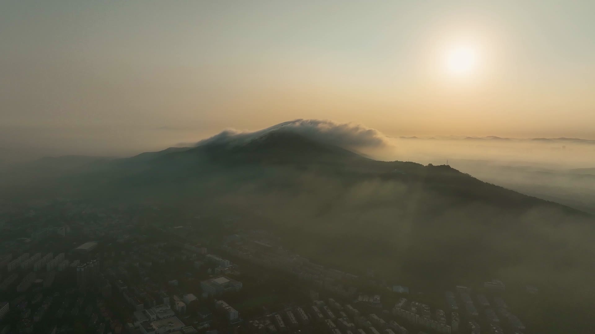 航拍南京紫金山日出云海视频的预览图