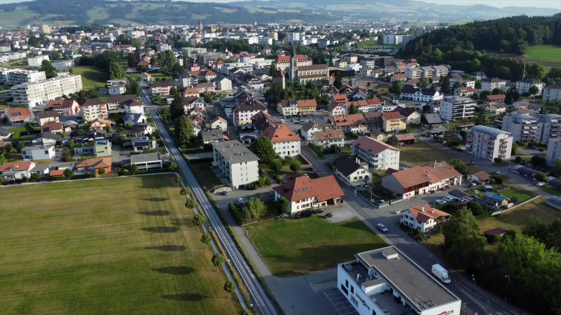 瑞士比勒乡村风光航拍视频的预览图