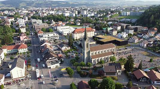 瑞士小镇风光比勒航拍视频的预览图