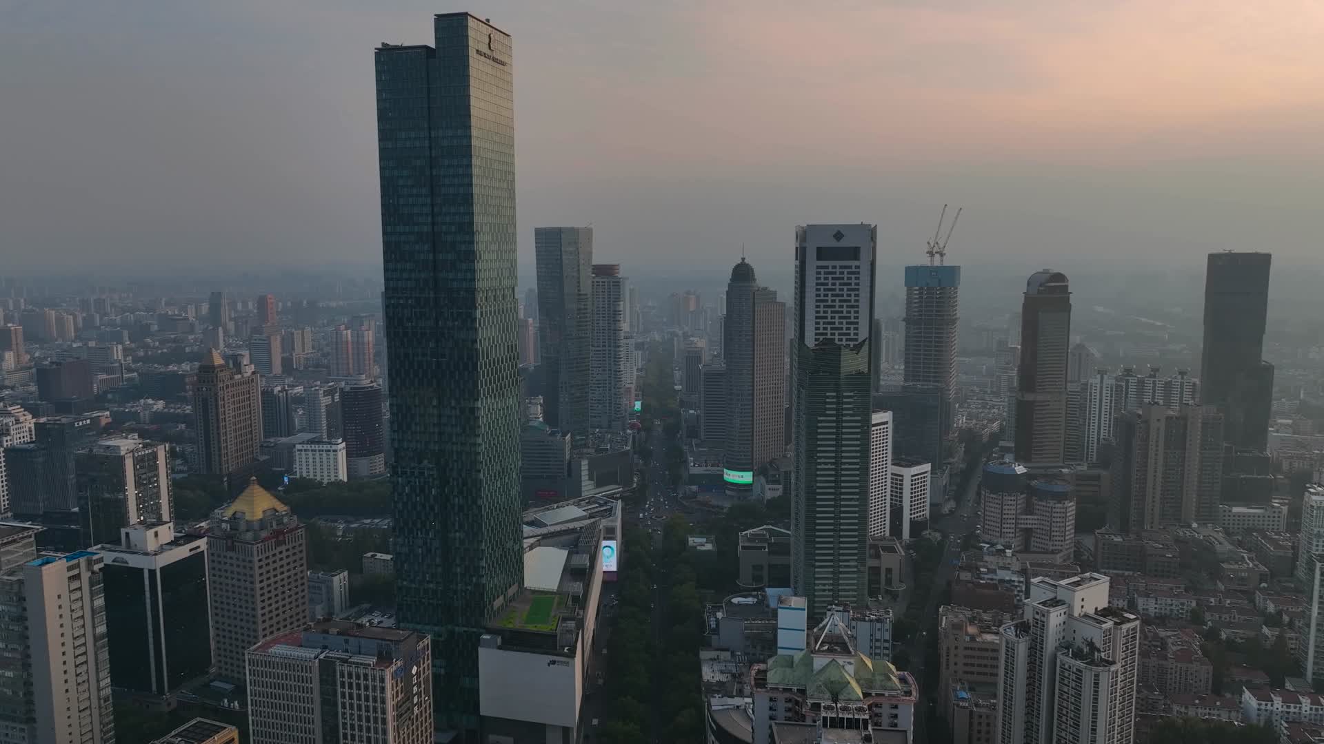 航拍南京中山路上的新街口街区建筑群视频的预览图