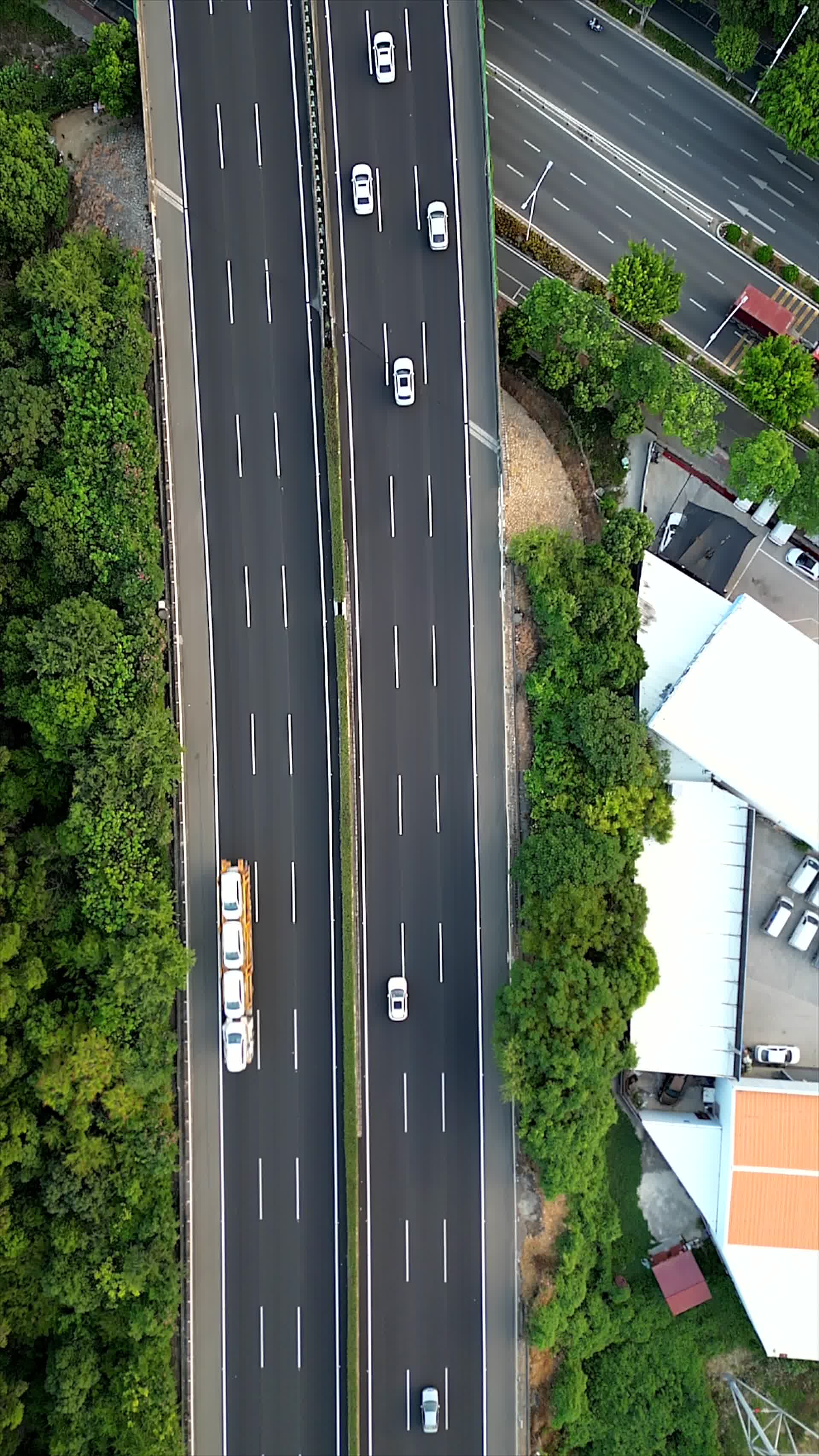 航拍泉州西山下高速路与城市交通线视频的预览图