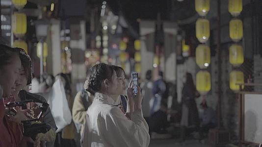 成都文殊院夜景集市汉服活动人文拍摄视频视频的预览图