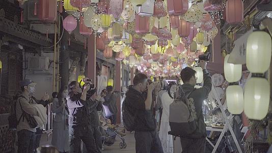 成都文殊院夜景集市汉服活动人文拍摄视频视频的预览图