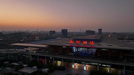 航拍落日晚霞下的南京南站视频的预览图