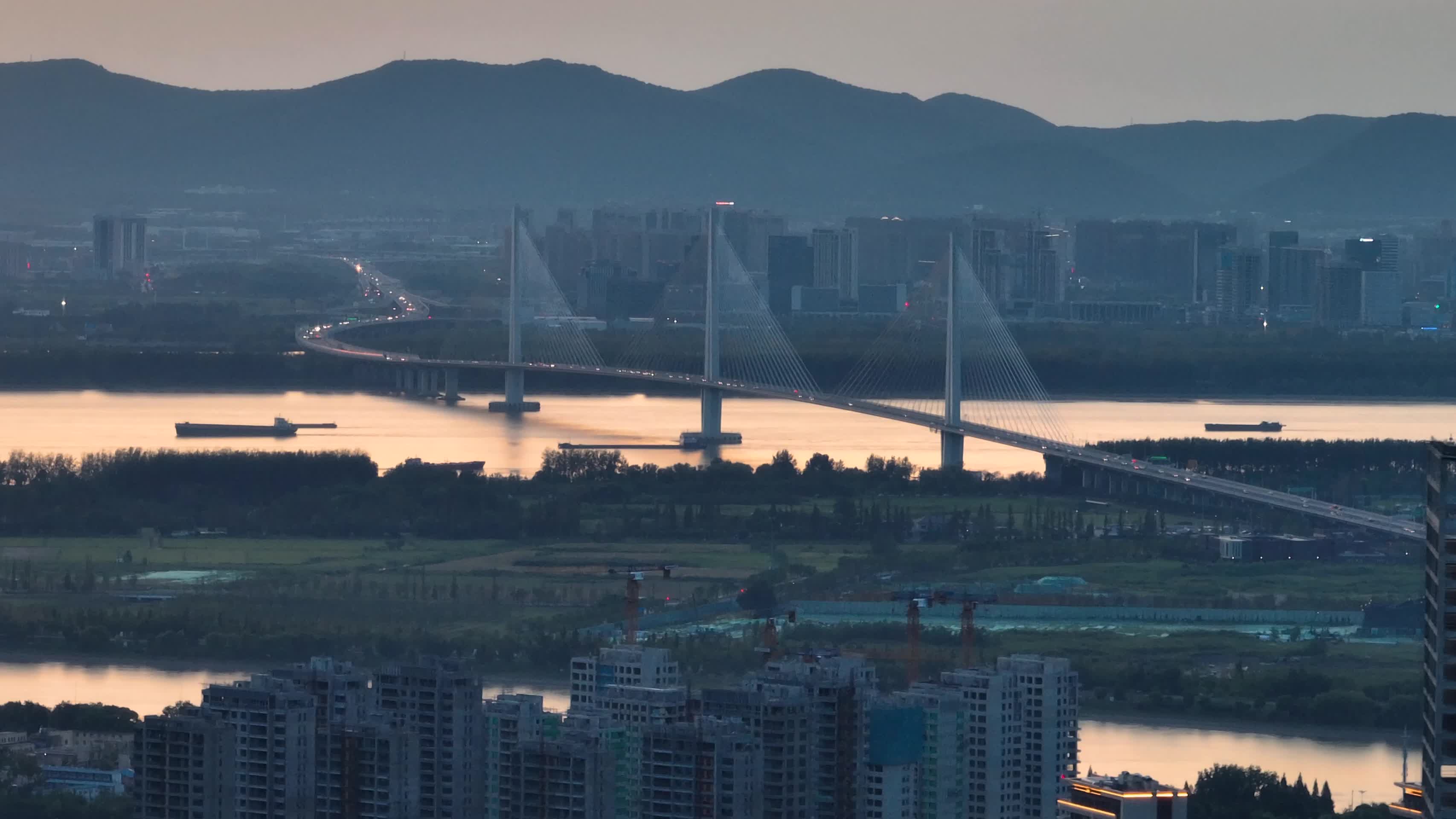 航拍落日下的南京大胜关长江大桥视频的预览图