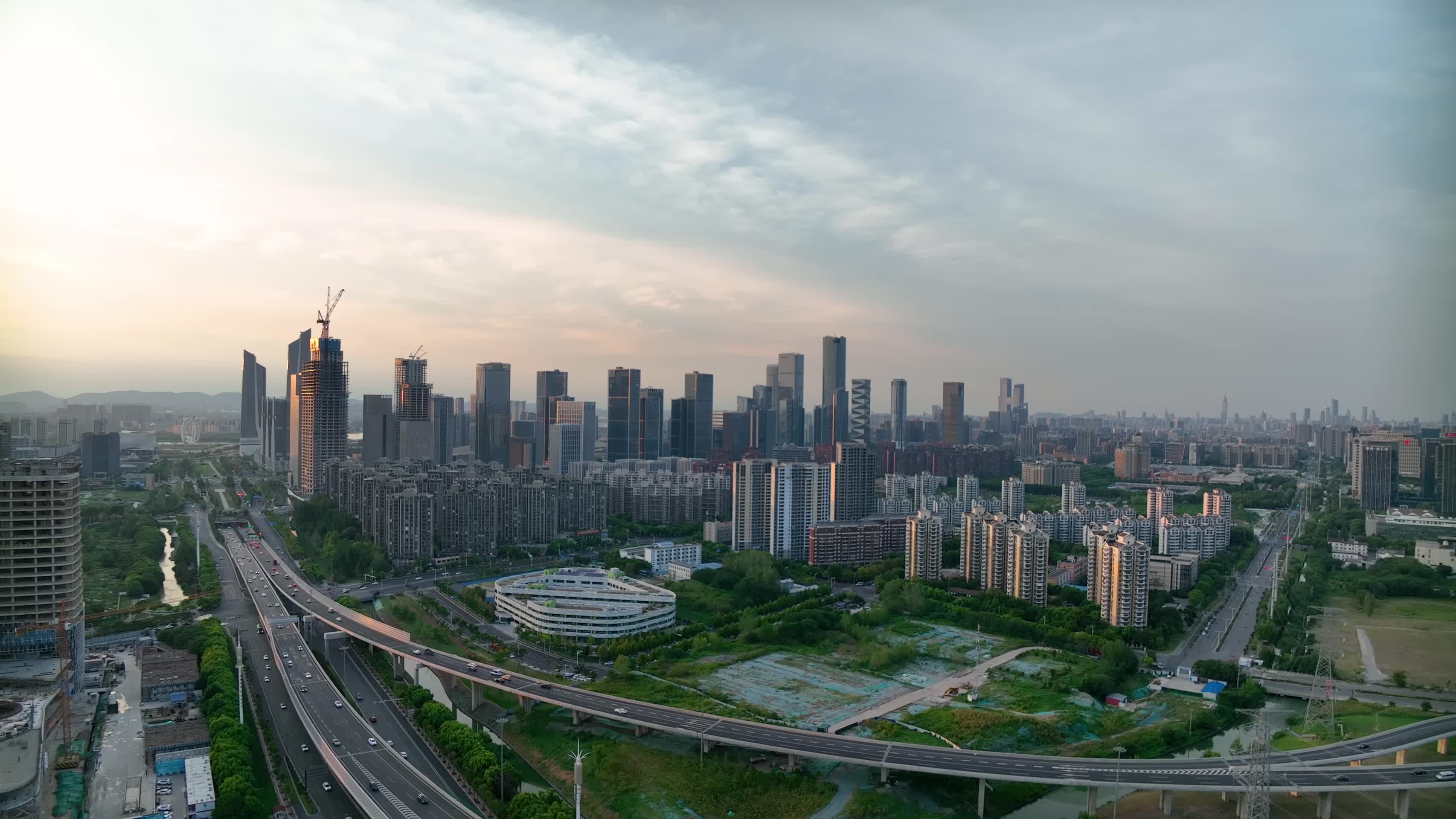 航拍落日余晖下的南京建邺河西中央商务区视频的预览图