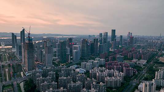 航拍落日余晖下的南京建邺河西中央商务区视频的预览图
