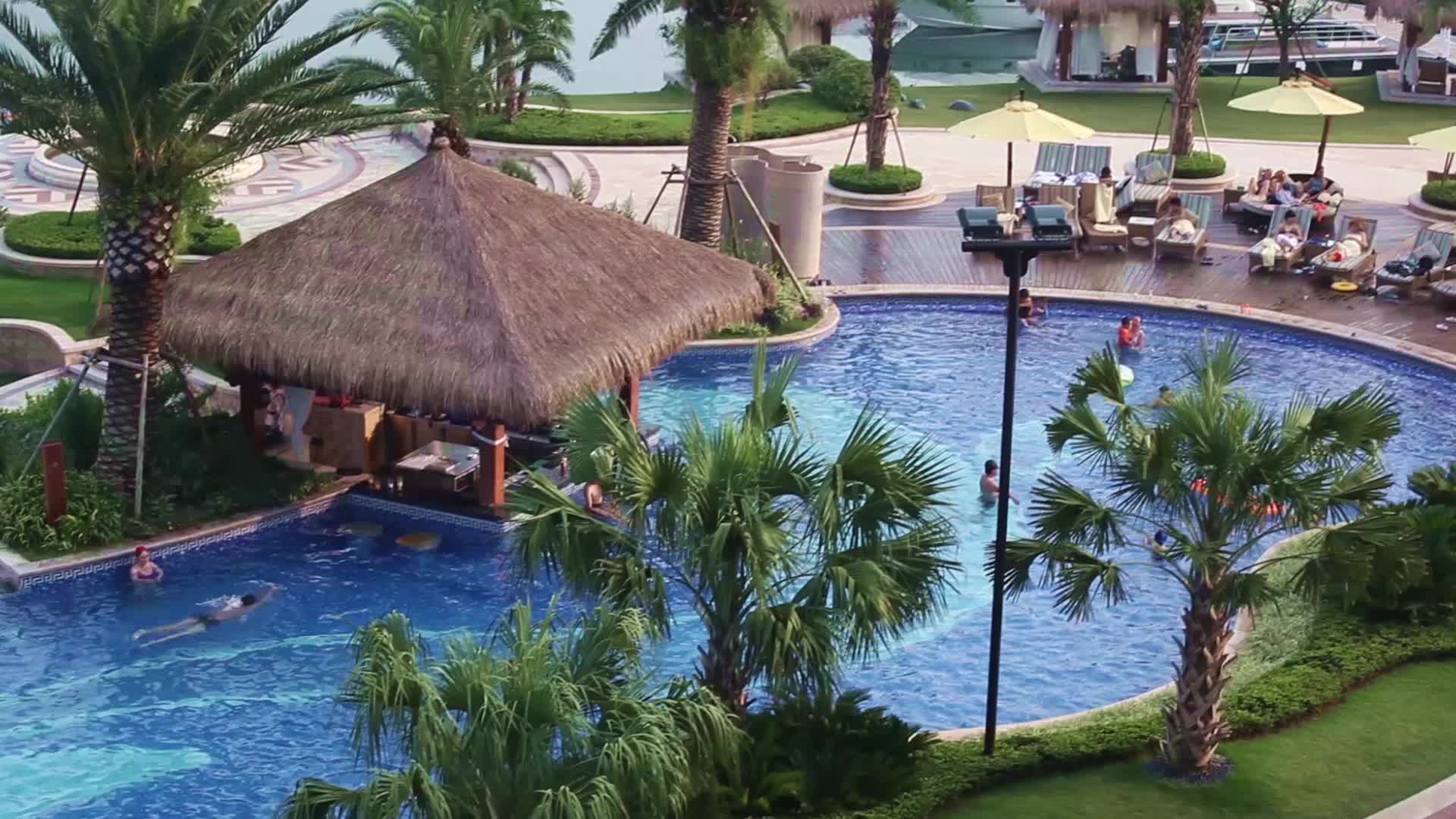 千岛湖度假酒店户外游泳池俯拍合集视频的预览图