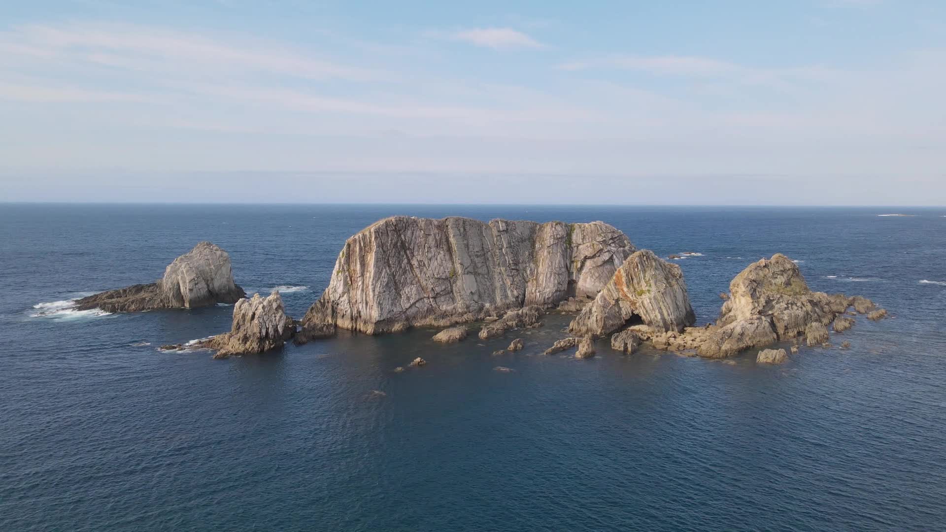 蓝色的大海美丽的海岸线视频的预览图