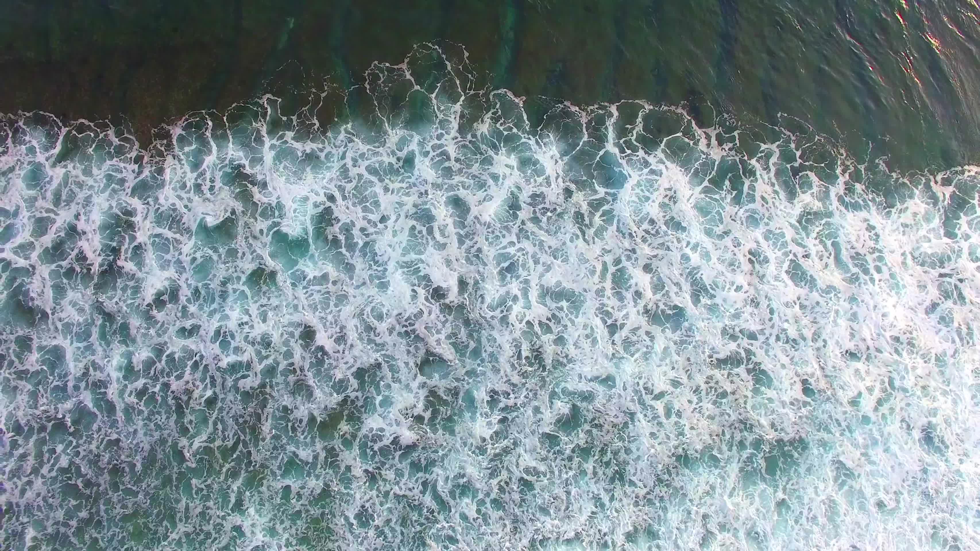 蓝色的大海美丽的海岸线视频的预览图