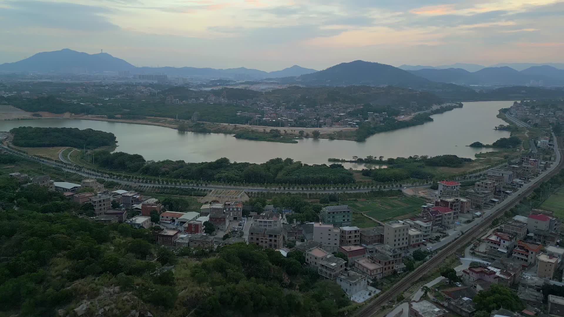 泉州霞美镇黄昏晚霞下的晋江水和远山航拍视频的预览图