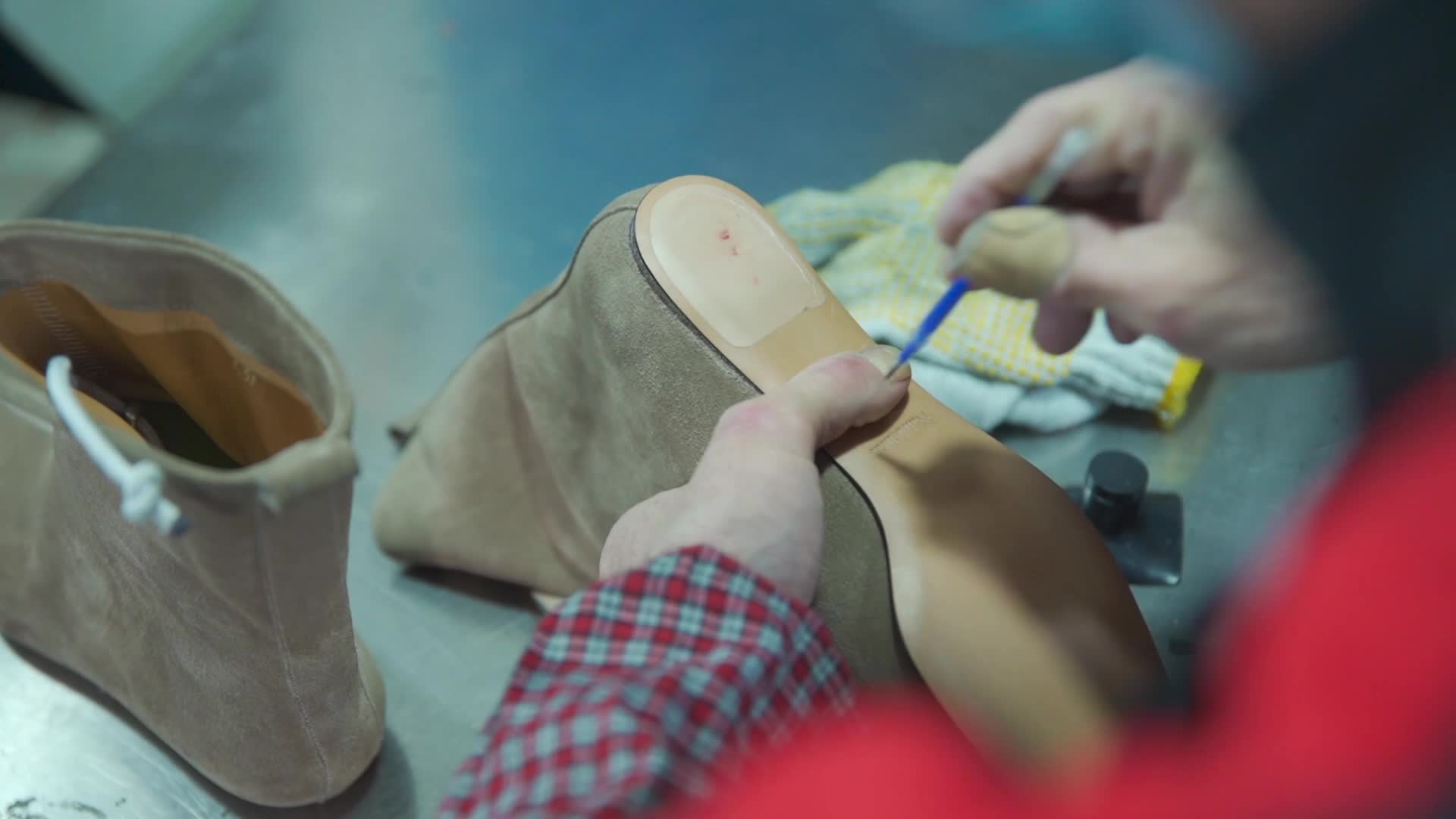 鞋子制造手工厂女鞋高跟鞋贴底包装高清实拍视频的预览图