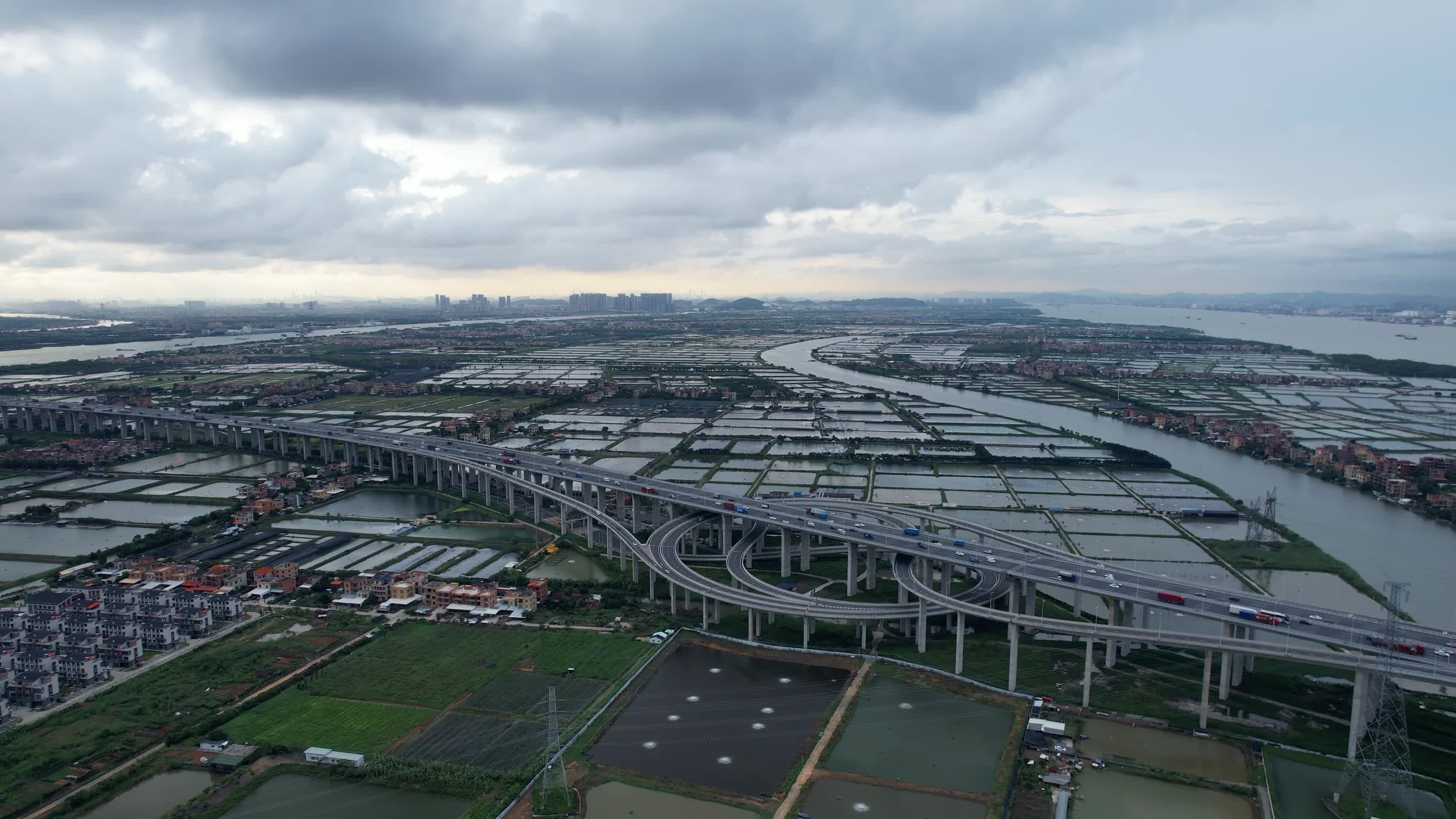 4K广州南沙立交桥交通车流合集视频的预览图