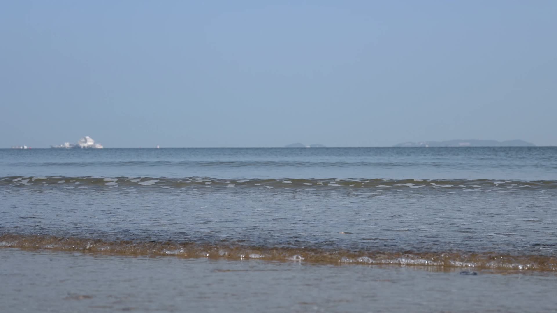 海边波涛汹涌朵朵浪花地平线海水视频的预览图