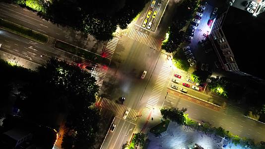 4K城市十字路口夜景车流航拍延时视频的预览图