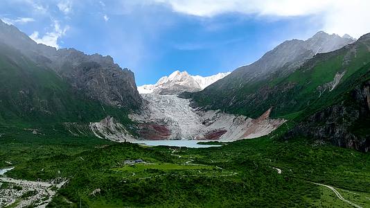 布加雪山晴朗天气航拍湖面山谷视频的预览图