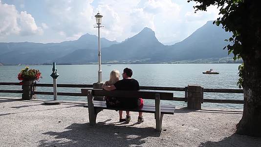 坐在湖边看风景的情侣背影视频的预览图