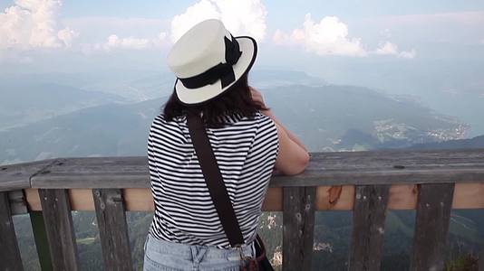 站在山顶看风景思考的女人背影视频的预览图