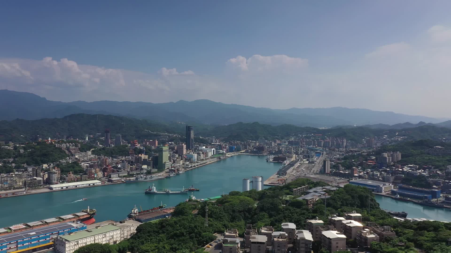 4k航拍中国台北基隆市港区美景视频的预览图