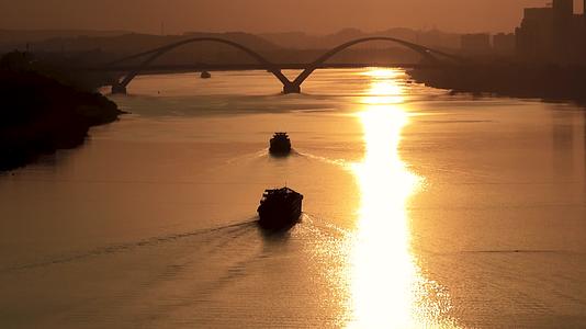 4K航拍南宁清川大桥日落货船漂泊视频的预览图
