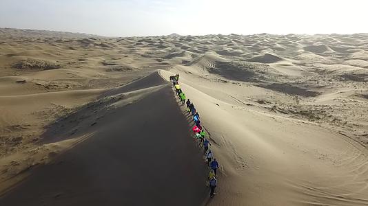 腾格里沙漠徒步视频的预览图