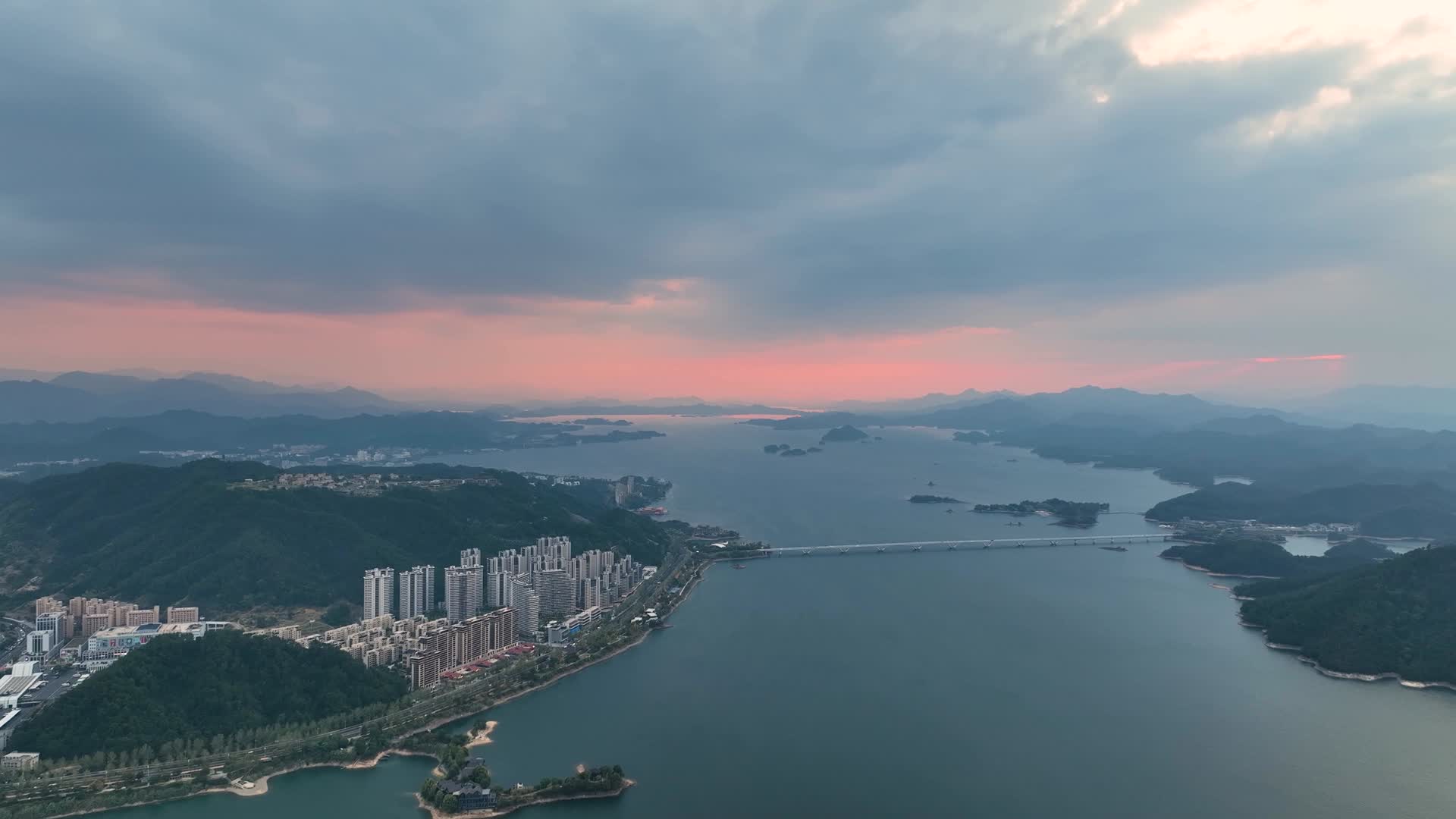 航拍杭州淳安千岛湖的山川湖景风光视频的预览图