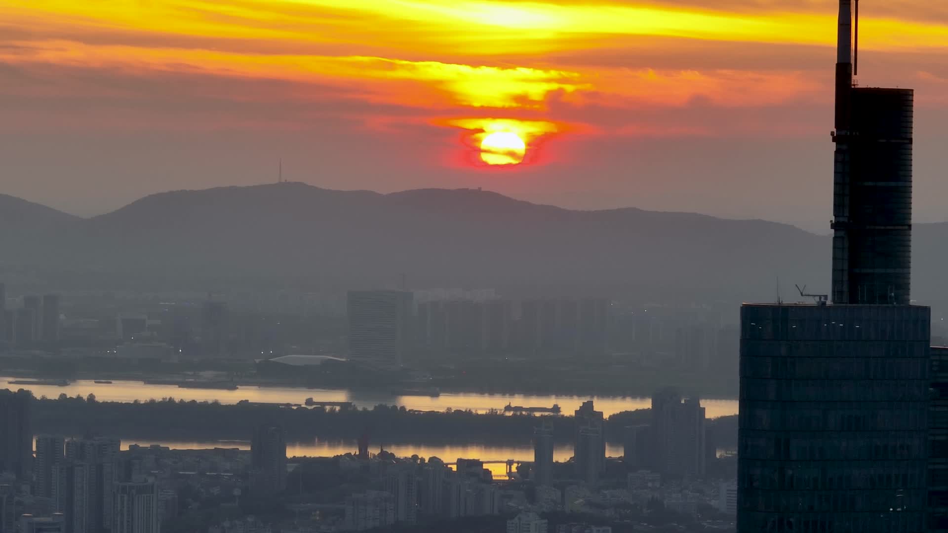 航拍日落时的南京玄武湖和城区风光视频的预览图