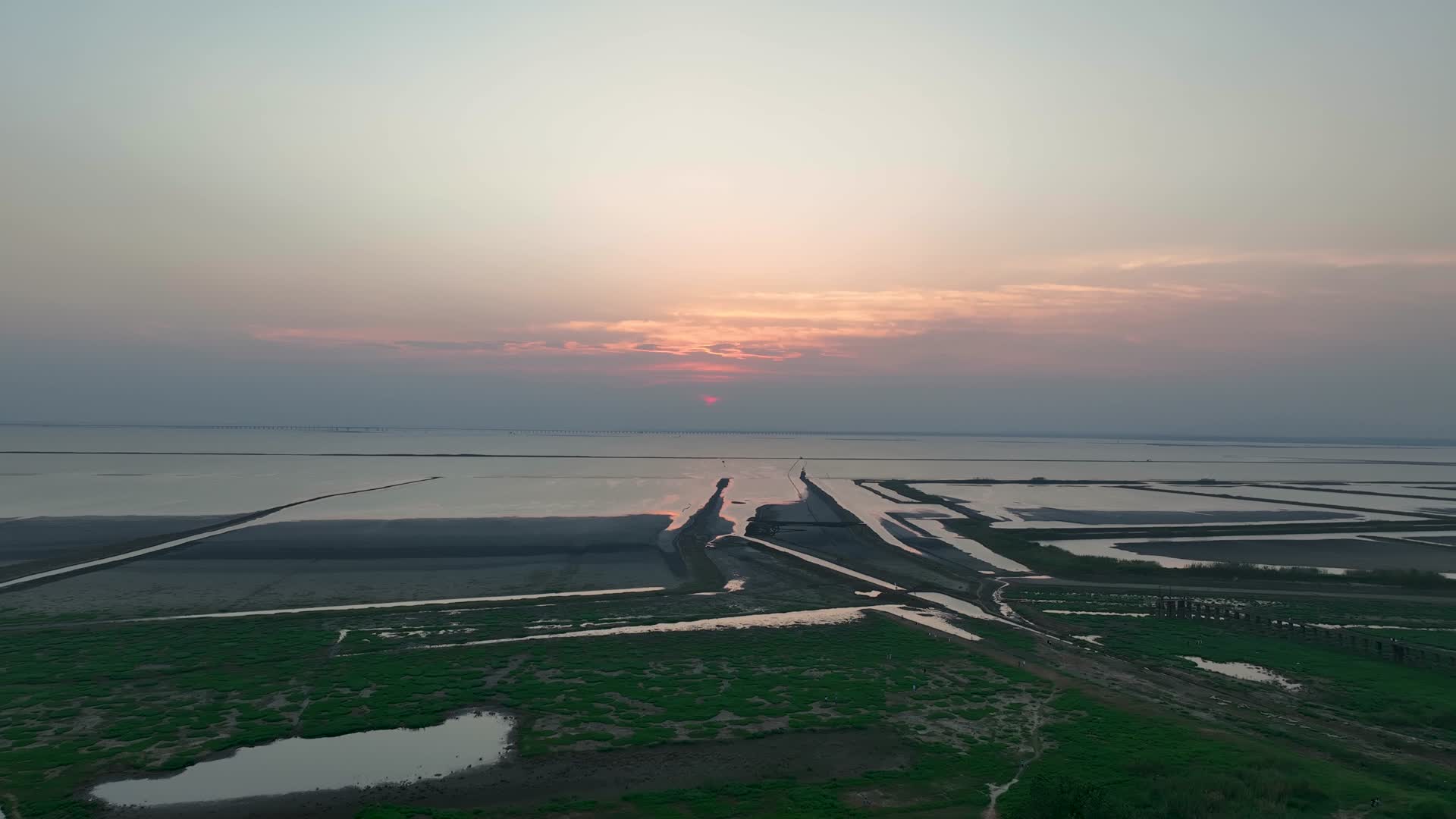 航拍日落时的南京溧水石臼湖风光视频的预览图