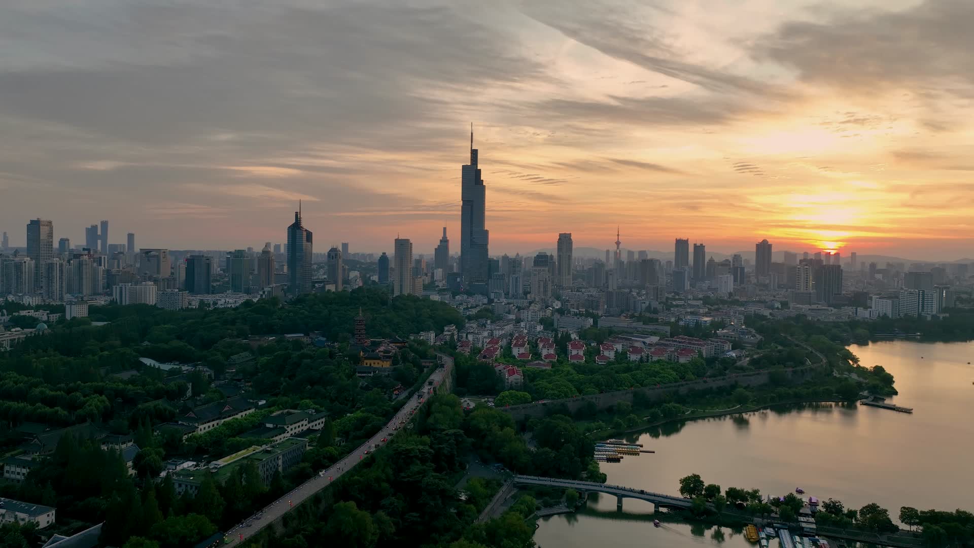 航拍日落时的南京玄武湖和城区风光视频的预览图