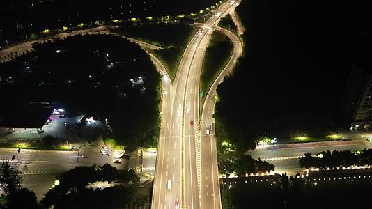 4K重庆北碚高速路夜景车流航拍延时视频的预览图