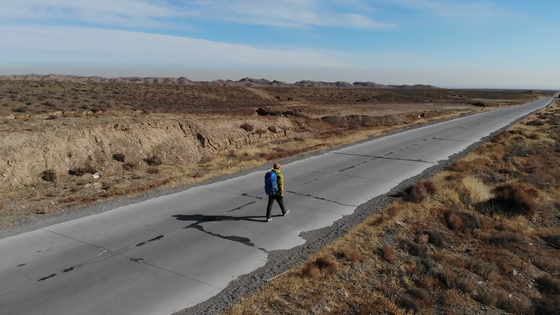 公路奔跑大气航拍视频的预览图