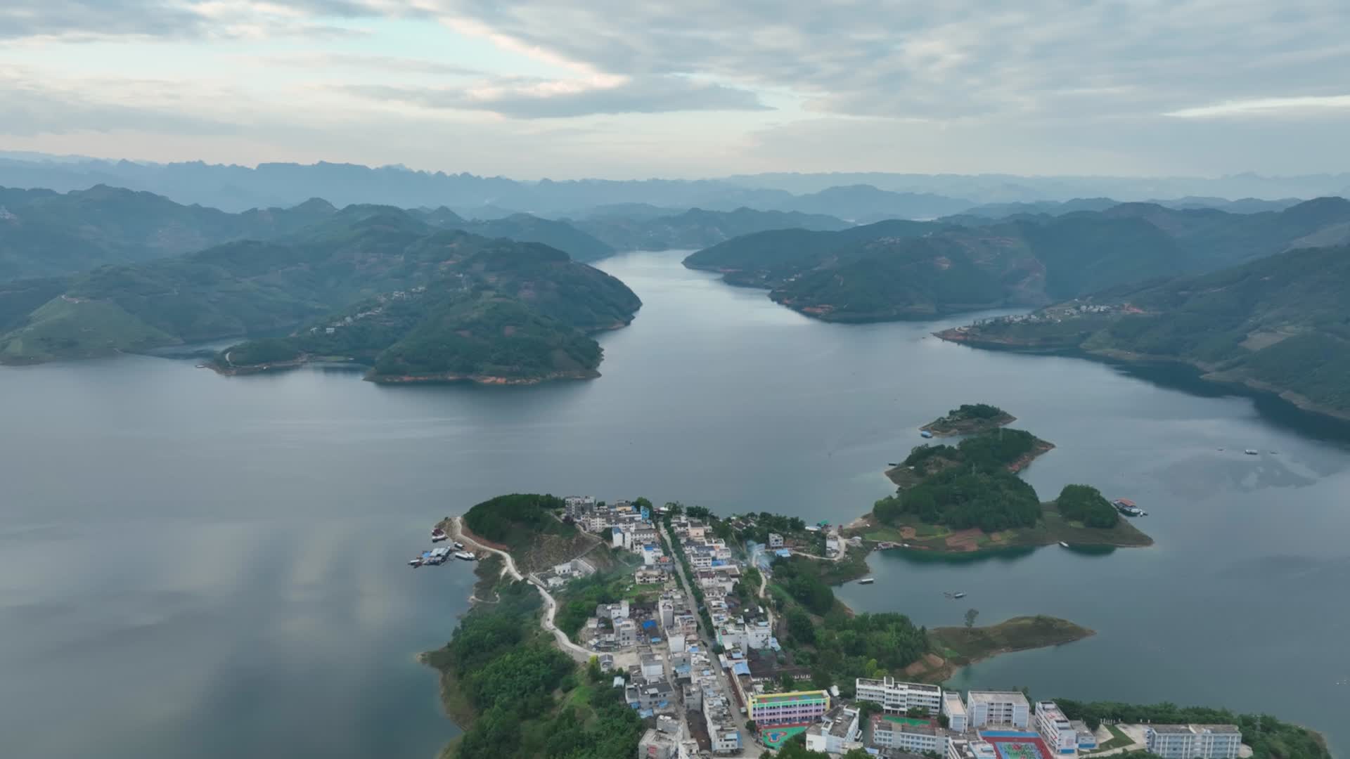 4K航拍革步湾群山小镇江水风光视频的预览图